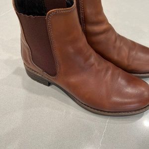 Ladies Taos Chelsea boots